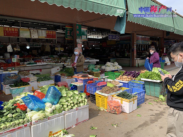 直击广州“囤积潮”：超市货架被扫空，传统菜市场供应仍充足